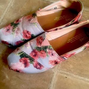 Toms with flowers